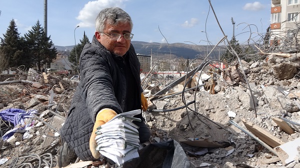 Foto - Saatlerce tek tek aradı | Enkazdan camları bakın ne için topladı!