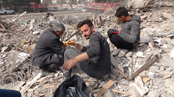 Foto - Saatlerce tek tek aradı | Enkazdan camları bakın ne için topladı!