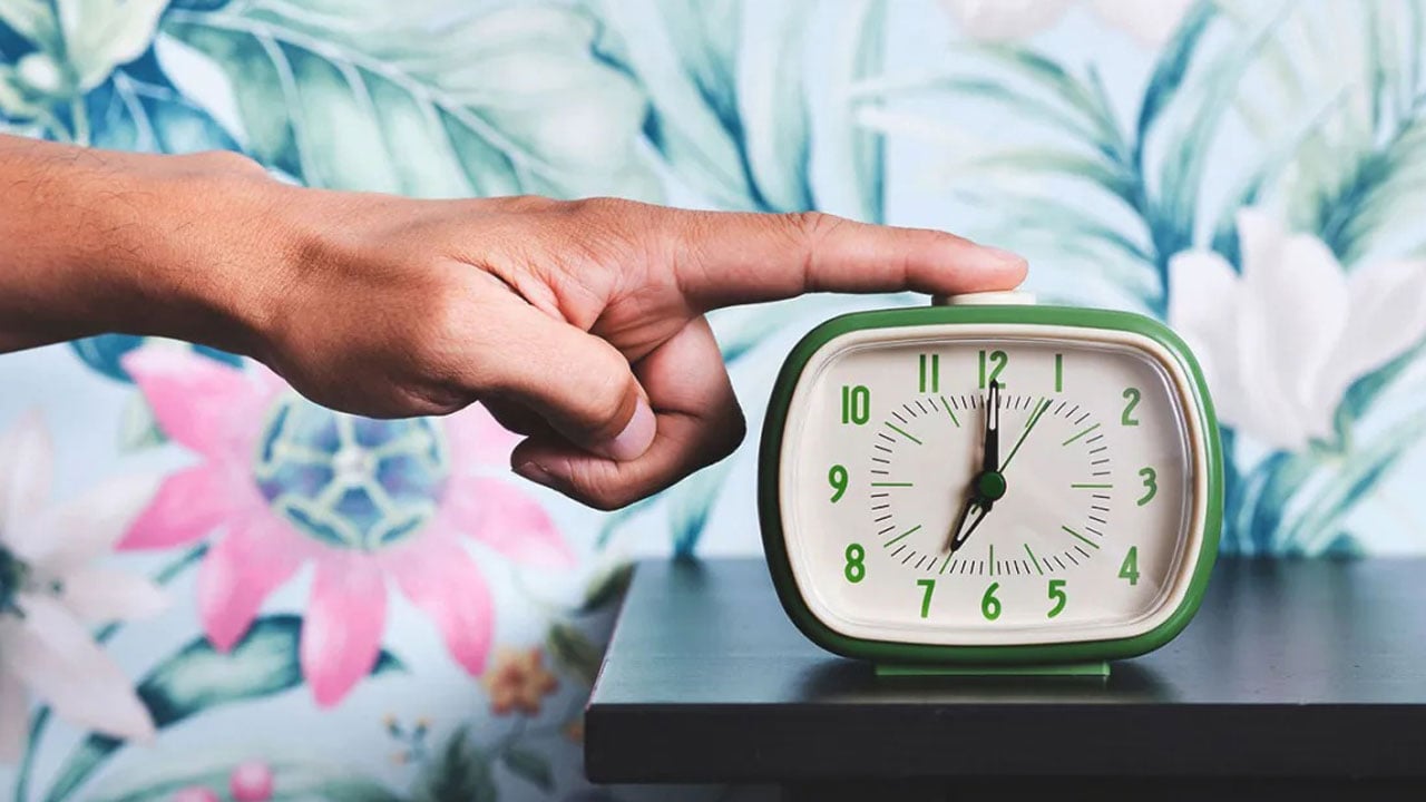 Sabah insanı olmak sandığınız kadar irade işi değil! Alarm çalmadan uyananların sırrı