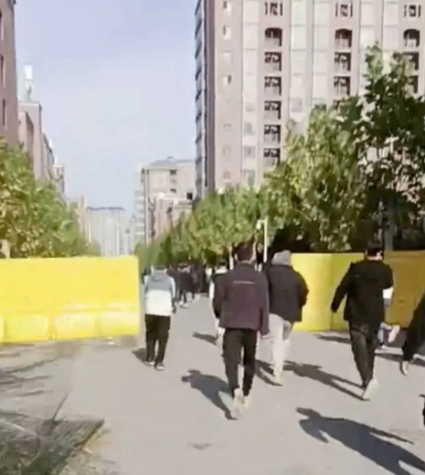 Foto - Sabaha kadar rahat yok! iPhone fabrikasının önü karıştı