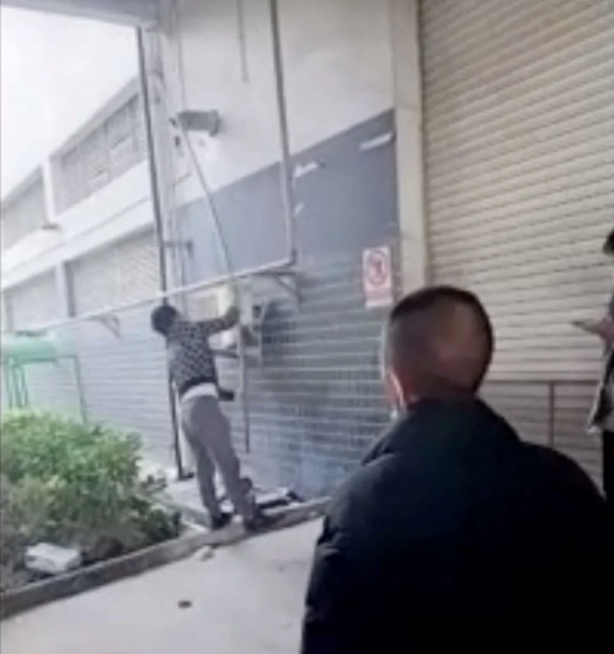 Foto - Sabaha kadar rahat yok! iPhone fabrikasının önü karıştı