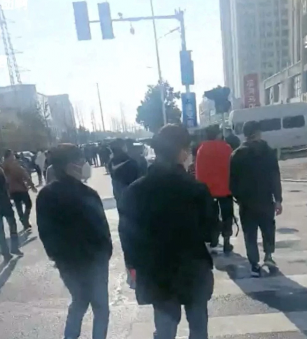 Foto - Sabaha kadar rahat yok! iPhone fabrikasının önü karıştı