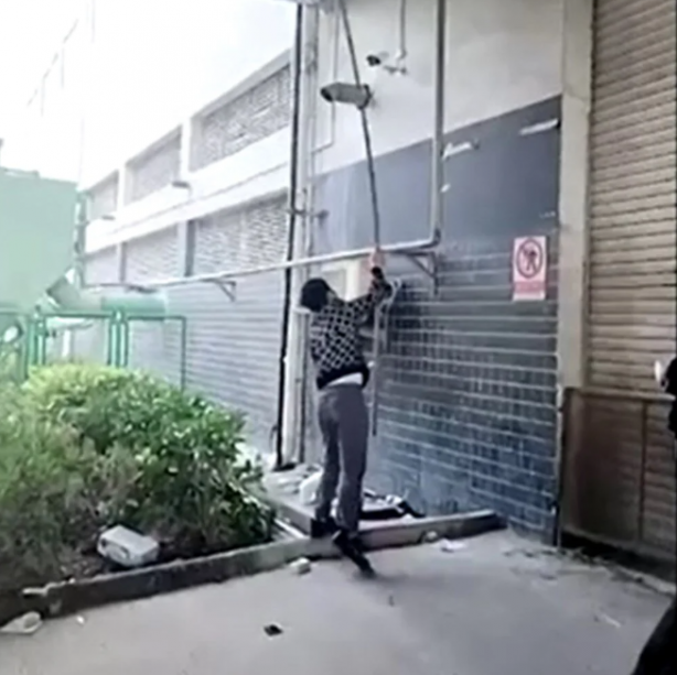 Foto - Sabaha kadar rahat yok! iPhone fabrikasının önü karıştı