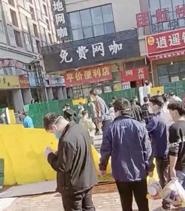 Foto - Sabaha kadar rahat yok! iPhone fabrikasının önü karıştı