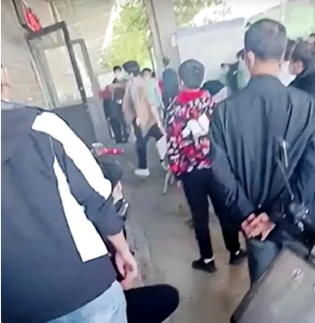 Foto - Sabaha kadar rahat yok! iPhone fabrikasının önü karıştı