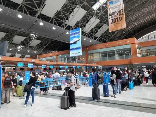 Foto - Sabiha Gökçen’de pasaport oyunu! İranlı turistlerin planını Türk polisi bozdu