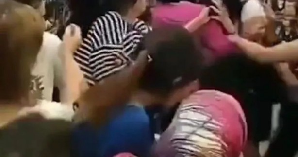 Saç baş birbirine girdiler! Kozmetik mağazasındaki kavgalar boks müsabakalarını aratmadı
