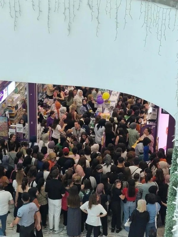 Foto - Saç baş birbirine girdiler! Kozmetik mağazasındaki kavgalar boks müsabakalarını aratmadı