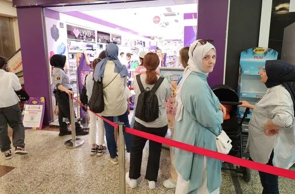 Foto - Saç baş birbirine girdiler! Kozmetik mağazasındaki kavgalar boks müsabakalarını aratmadı