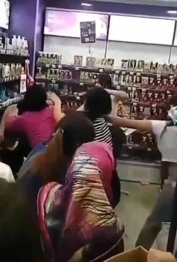 Foto - Saç baş birbirine girdiler! Kozmetik mağazasındaki kavgalar boks müsabakalarını aratmadı