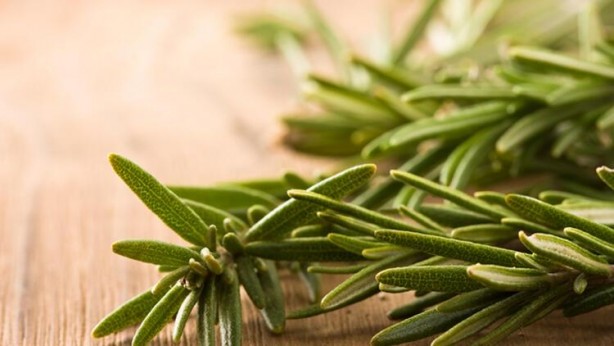 Foto - Saç çıkmadık yer bırakmıyor! İşte saçların uzamasını ve gürleştirmesini sağlayan doğal teknikler