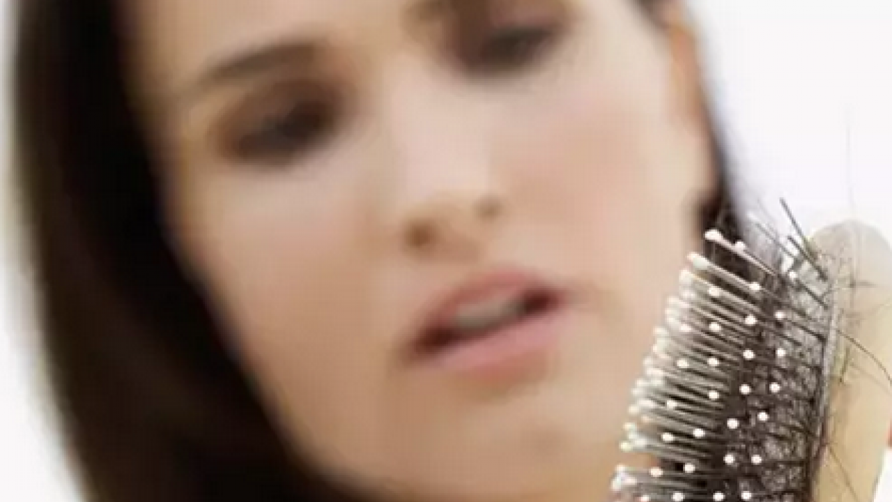 Saç diplerindeki egzama, kepek ve kaşıntının çaresi! Çözümü son derece kolay: 1 damlası kafa derisini rahatlatıyor