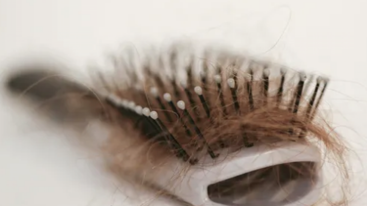 Saç stilisti o detaya vurgu yaptı... Saç fırçanızdaki o gri tabakaya...