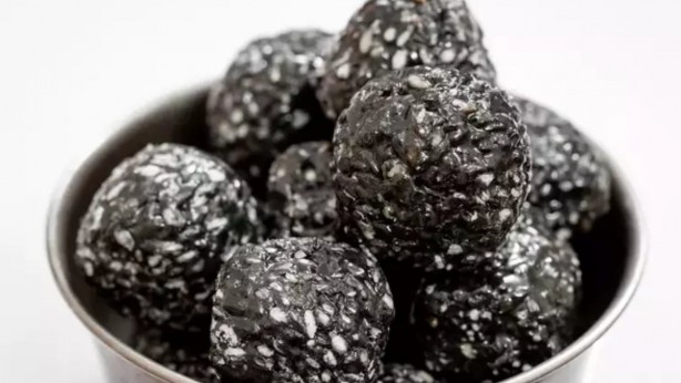 Saçınıza bir kaşık sürün, değişimi anında görün! Gençlik halinize geri döndürüyor! İşte aktarların sır gibi sakladığı formül