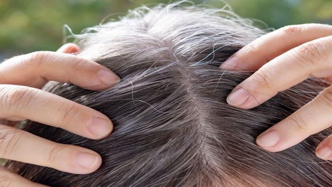Beyaz düşmüş saçları simsiyah yapıyor!