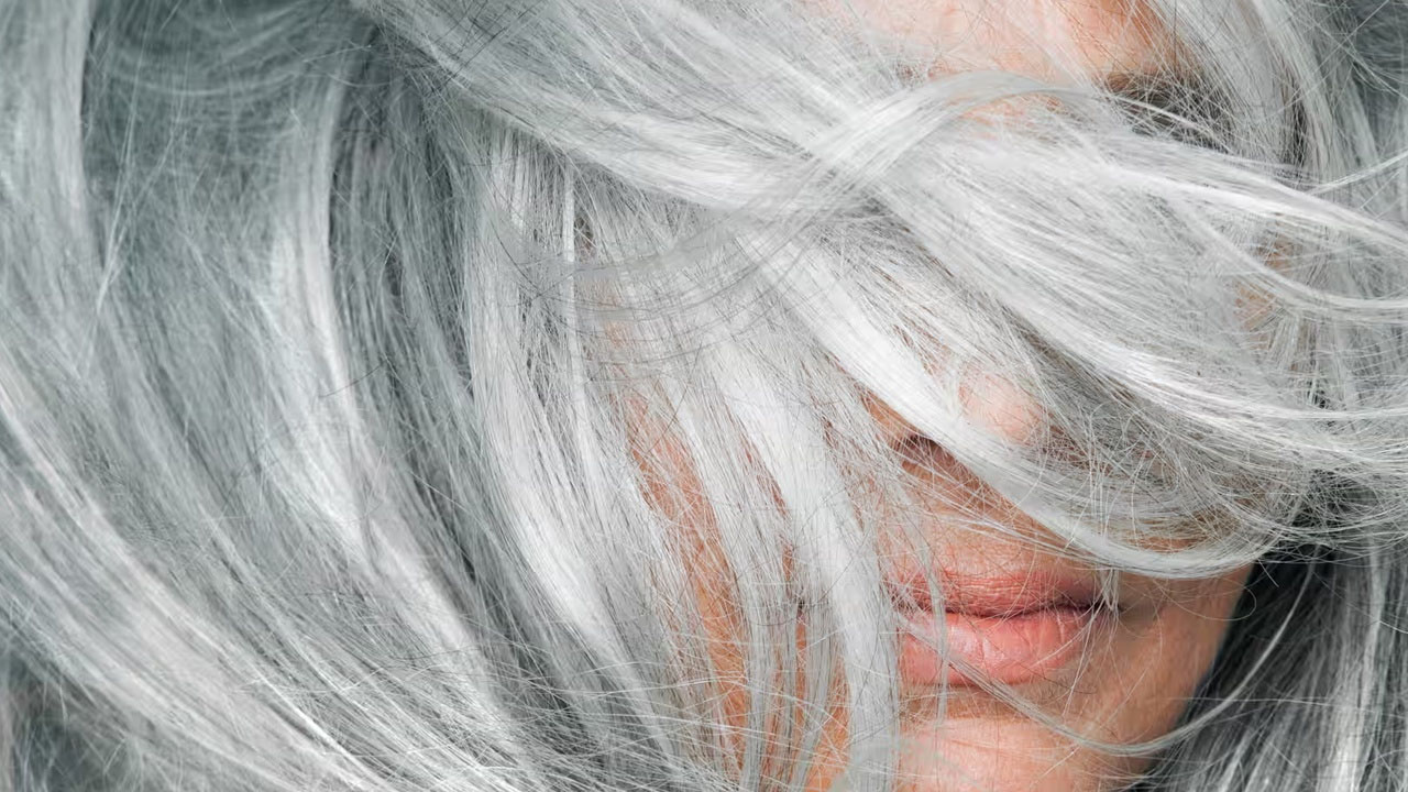 Foto - Beyaz düşmüş saçları simsiyah yapıyor!