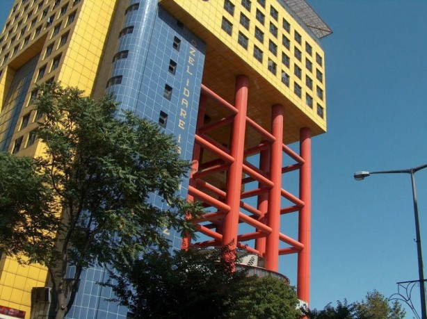 Foto - Saçma bina gitti derdi bitmedi