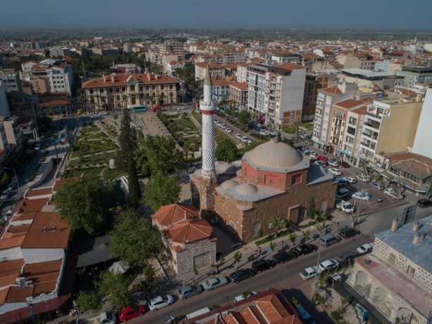 Foto - Sade bir yapı: Hatuniye Camii ve Külliyesi