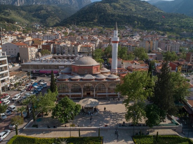 Foto - Sade bir yapı: Hatuniye Camii ve Külliyesi