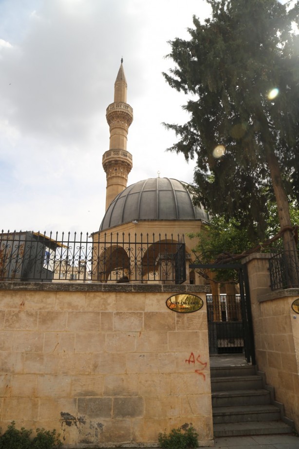 Sade güzelliğiyle göz dolduruyor: Şirvani Camii