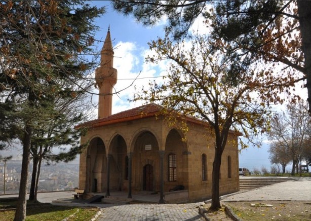 Sade yapısıyla göze çarpıyor: Rahmaniye Camii