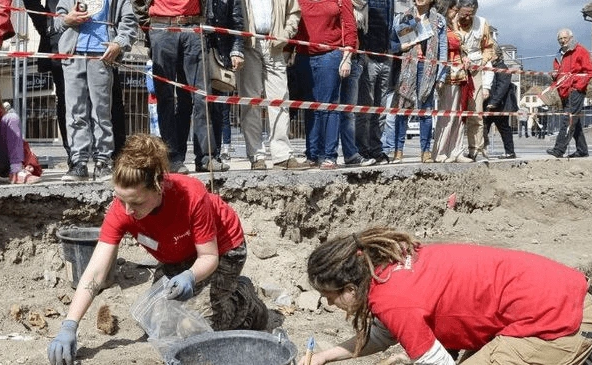 Foto - Sadece 1 tane beklerken… Kazı yapan Fransızlar şoke oldu