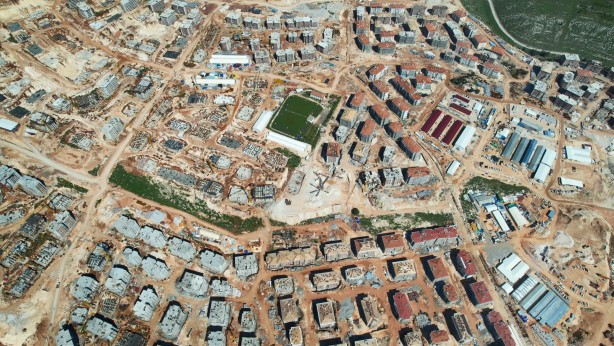 Foto - Sadece 1 yılda nereden nereye! İşte deprem konutları yerinin öncesi ve sonrası