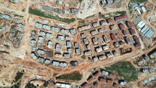 Foto - Sadece 1 yılda nereden nereye! İşte deprem konutları yerinin öncesi ve sonrası