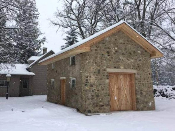 Foto - Sadece 3 duvarı olan evi villaya dönüştürdü