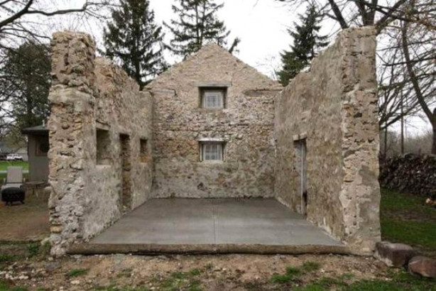 Sadece 3 duvarı olan evi villaya dönüştürdü