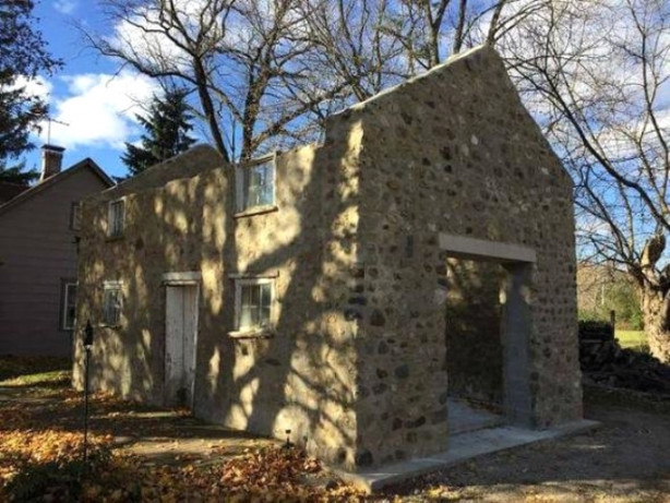 Foto - Sadece 3 duvarı olan evi villaya dönüştürdü