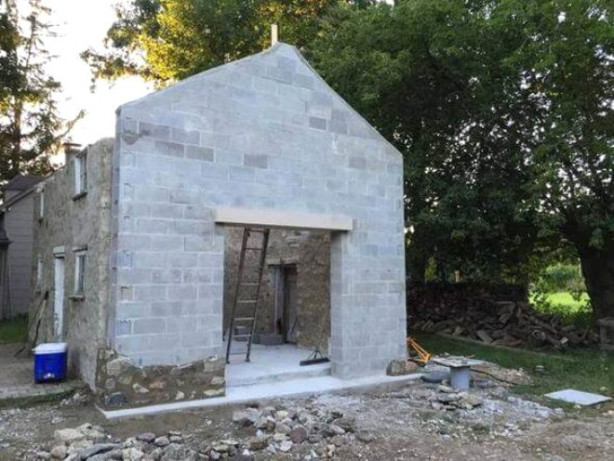 Foto - Sadece 3 duvarı olan evi villaya dönüştürdü