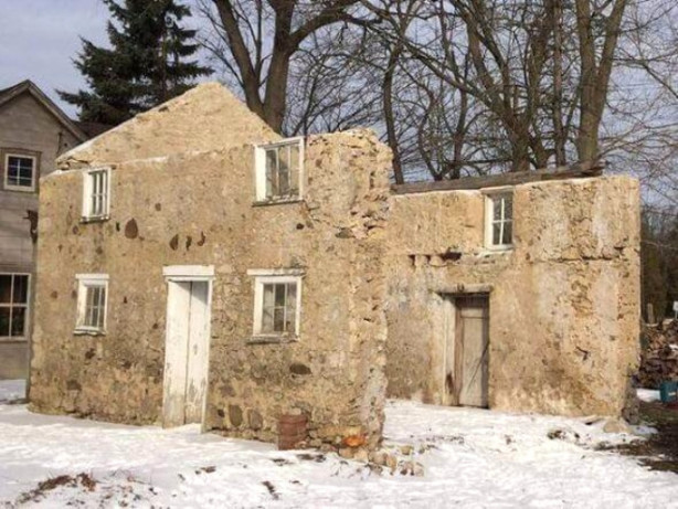 Foto - Sadece 3 duvarı olan evi villaya dönüştürdü