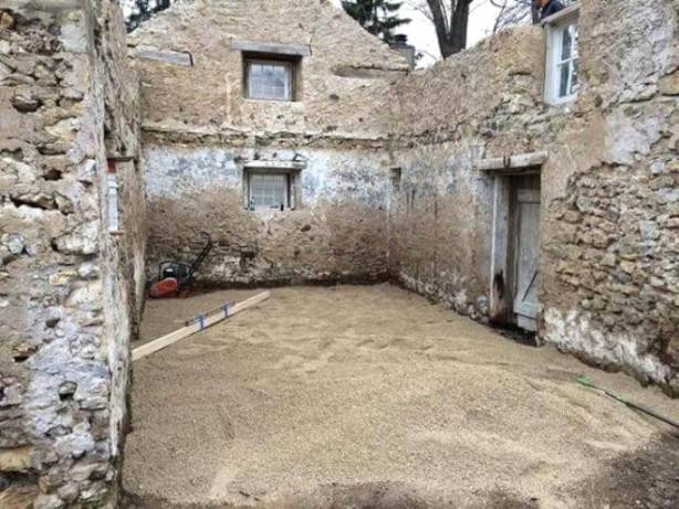 Foto - Sadece 3 duvarı olan evi villaya dönüştürdü