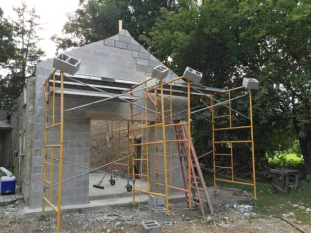 Foto - Sadece 3 duvarı olan evi villaya dönüştürdü