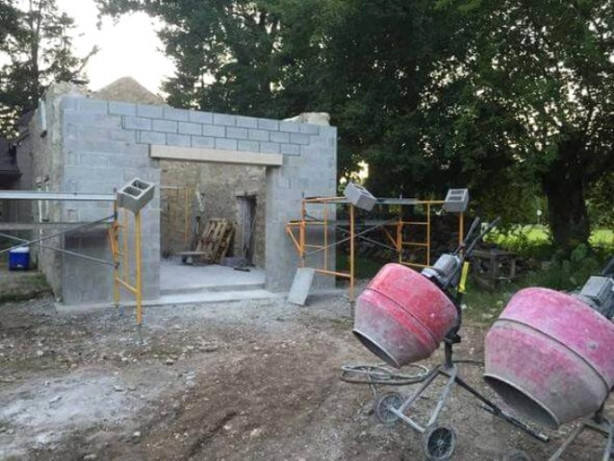 Foto - Sadece 3 duvarı olan evi villaya dönüştürdü