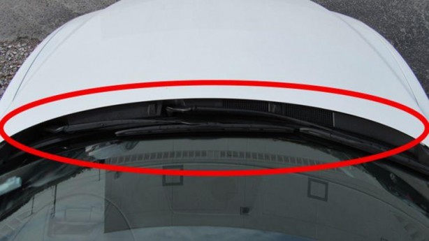 Foto - Sadece araç camını siliyor sanıyorduk! Kaput panelinin bilinmeyen yararı...