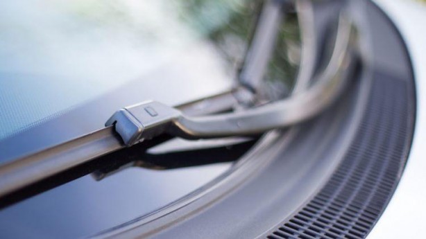 Foto - Sadece araç camını siliyor sanıyorduk! Kaput panelinin bilinmeyen yararı...