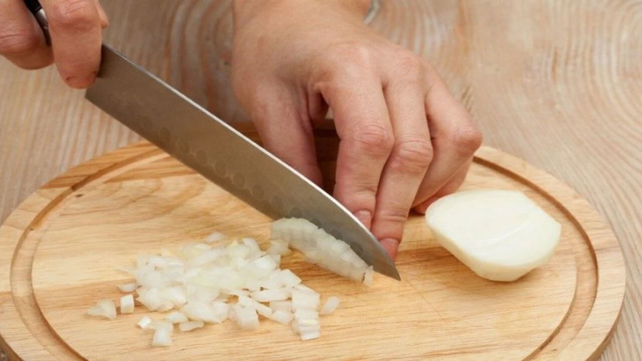 Sadece birkaç damla kullanmak yeter! Soğan doğrarken gözyaşı akmasına son