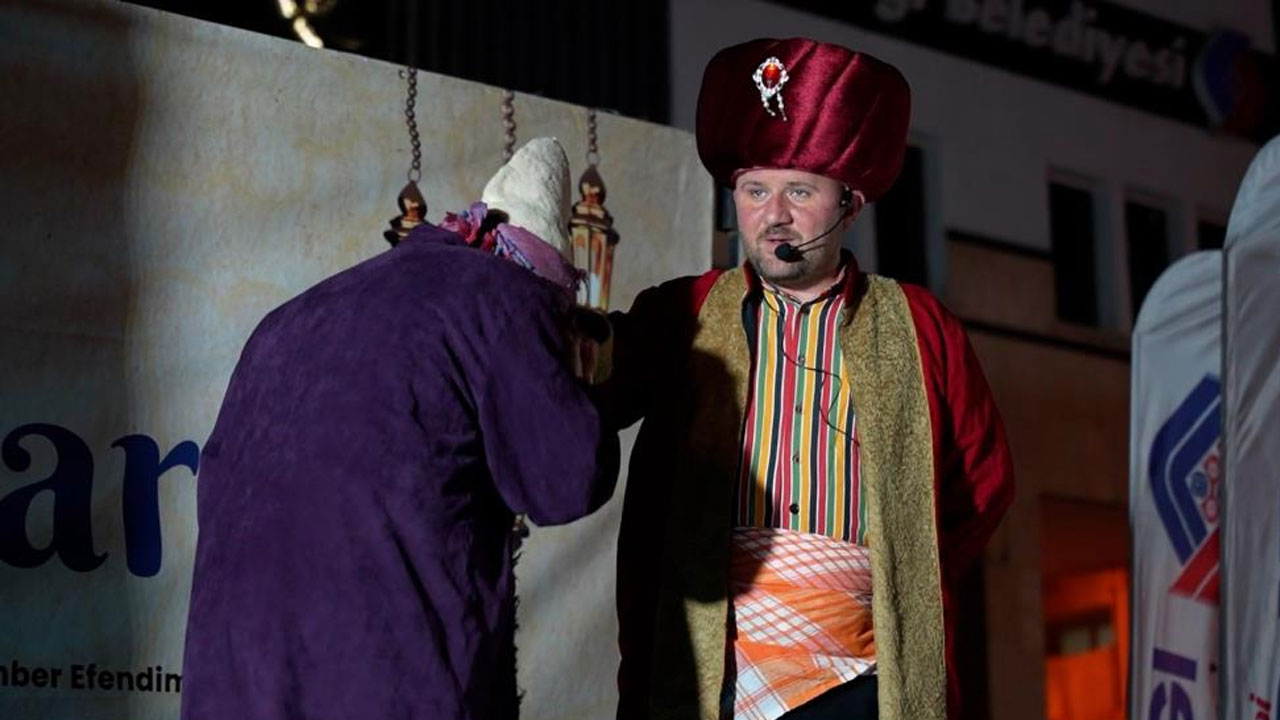 Sadece eğlendirmekle kalmıyor! 21 yıldır aşkla Hacivat ve Karagöz'ü yaşatıyor