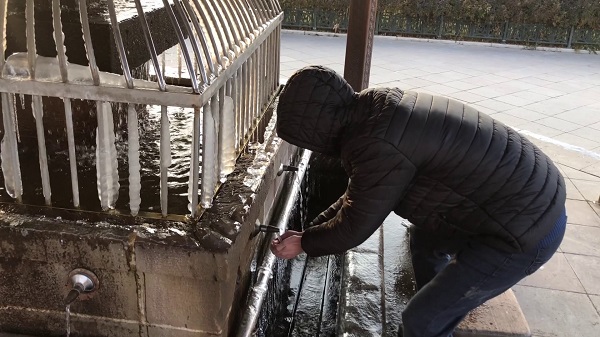 Foto - Şadırvan buz tuttu!