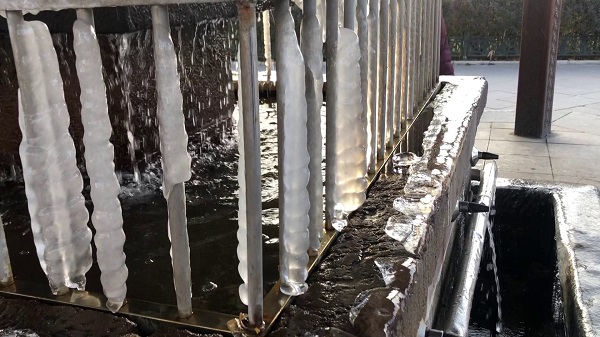 Şadırvan buz tuttu!