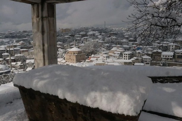 Safranbolu'nun tarihi konakları beyaza büründü