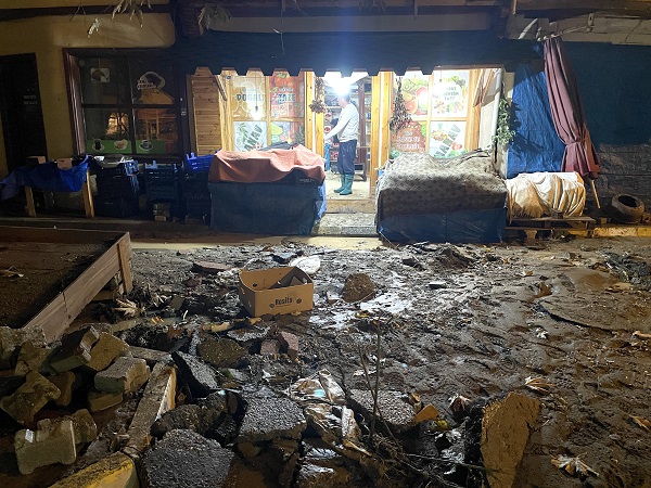 Foto - Sağanak hayatı olumsuz hale getirdi! Turistik bölge tanınmaz hale geldi