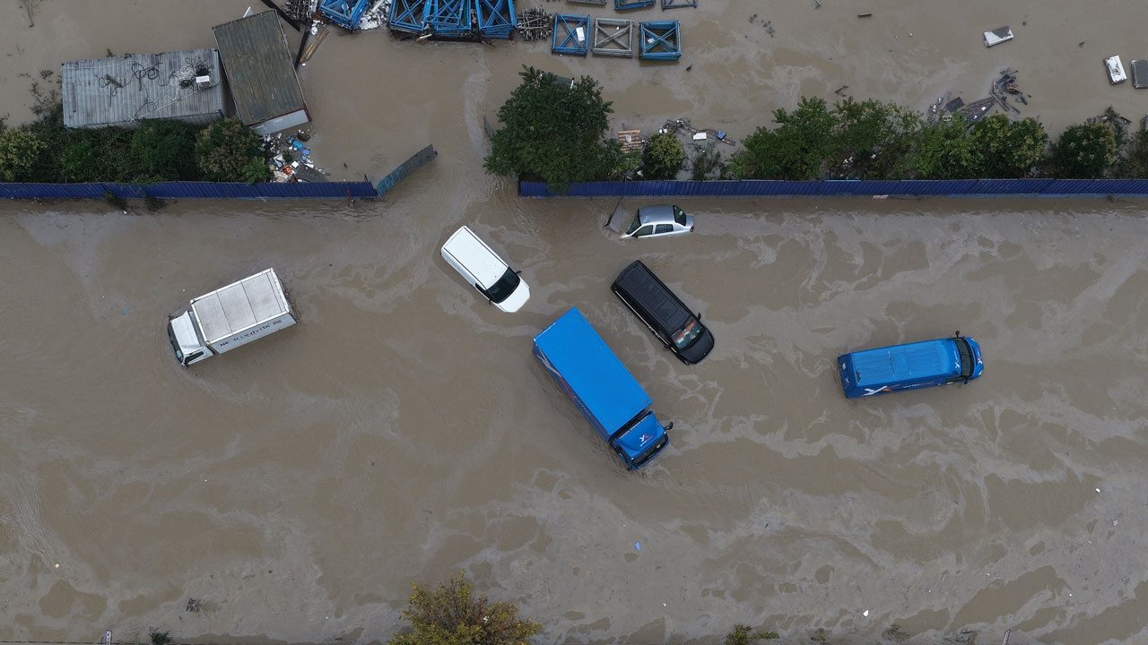 Foto - Sağanak İstanbul’u vurdu! Selde zarar gören araçlar ne olacak?
