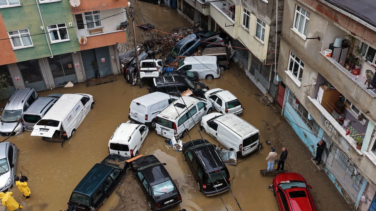 Foto - Sağanak İstanbul’u vurdu! Selde zarar gören araçlar ne olacak?