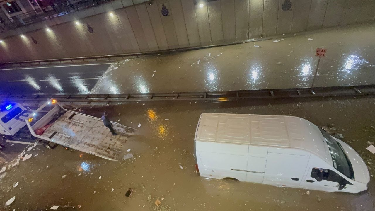 Foto - Sağanak İstanbul’u vurdu! Selde zarar gören araçlar ne olacak?