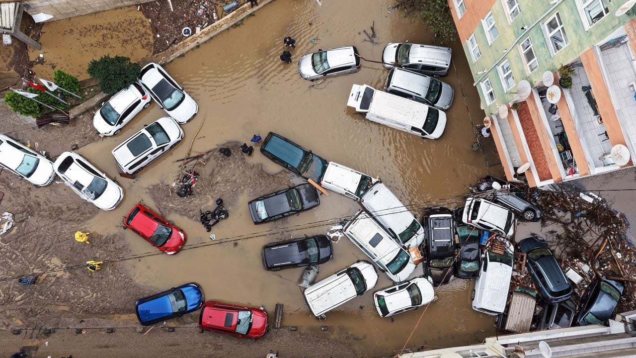 Foto - Sağanak İstanbul’u vurdu! Selde zarar gören araçlar ne olacak?