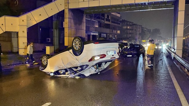  Sağanak nedeniyle kayganlaşan yoldaki trafik kazasında 2 kişi yaralandı