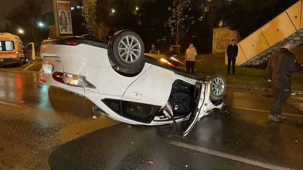 Foto - Sağanak nedeniyle kayganlaşan yoldaki trafik kazasında 2 kişi yaralandı
